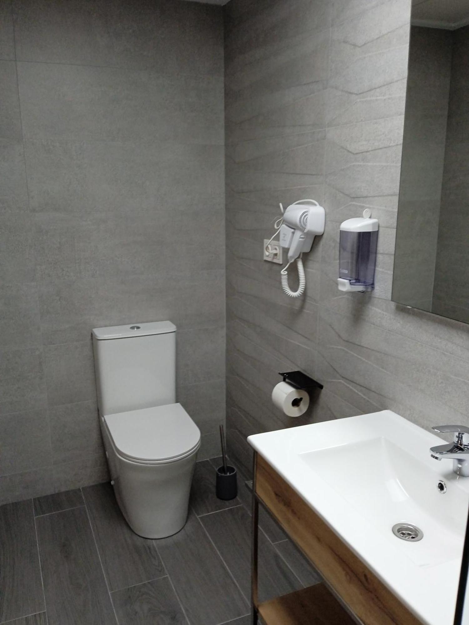 Hostal La Morenica Вильена Экстерьер фото