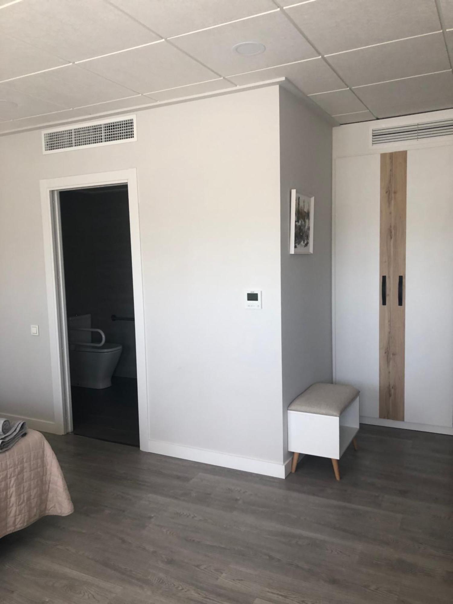 Hostal La Morenica Вильена Экстерьер фото