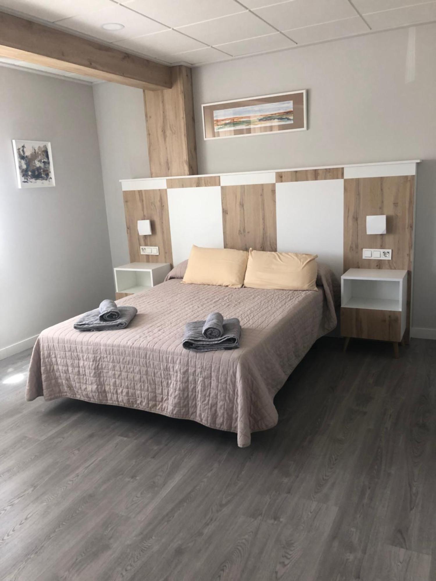 Hostal La Morenica Вильена Экстерьер фото