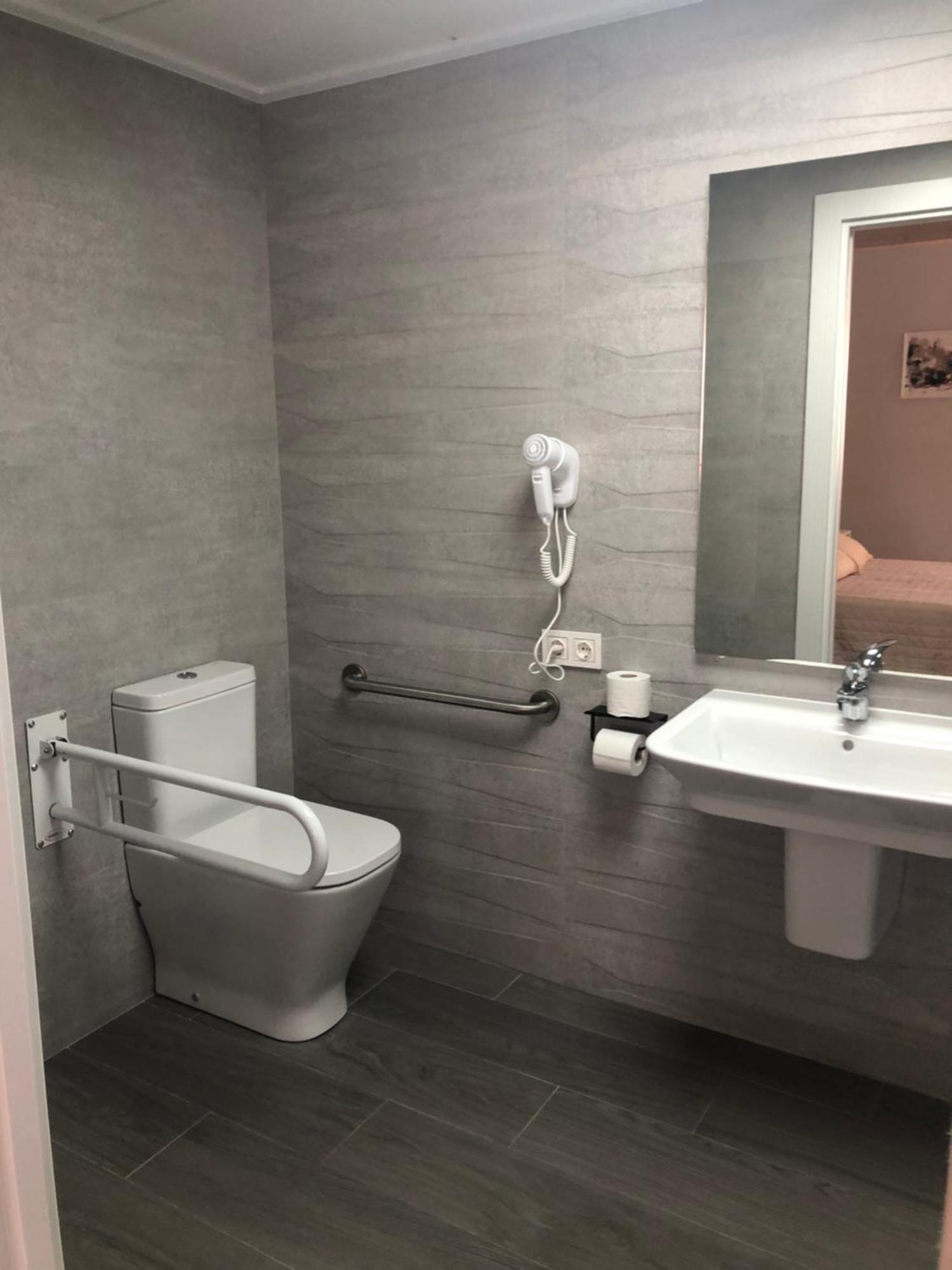 Hostal La Morenica Вильена Экстерьер фото