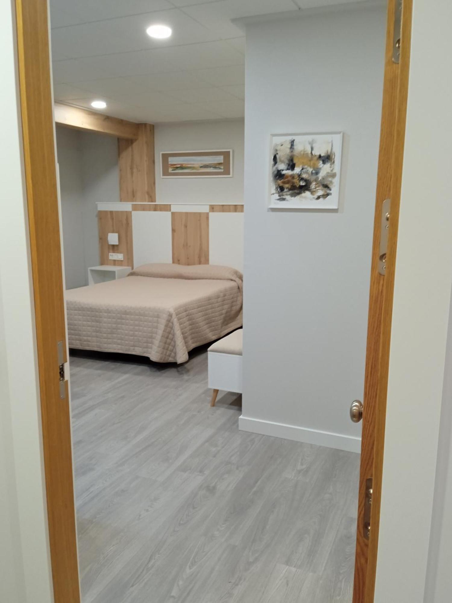 Hostal La Morenica Вильена Экстерьер фото